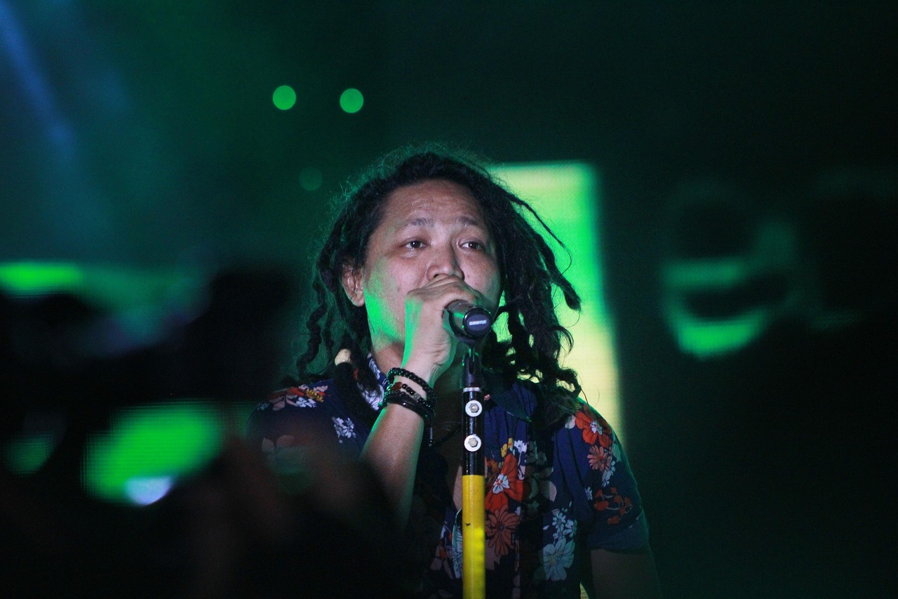 李咏，才华横溢的主持人，用声音点亮舞台